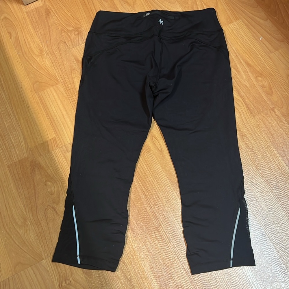 2/$35 NWOT Kyodan Black Cropped Leggings with Reflective and Mesh (Medium)